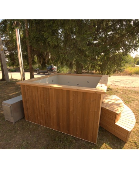Deluxe hot tub 180x180 cm, square shape with thermowood trim Deluxe hot tub 180x180 cm, square shape with thermowood trim
