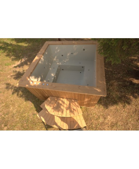 Deluxe hot tub 180x180 cm, square shape with thermowood trim Deluxe hot tub 180x180 cm, square shape with thermowood trim